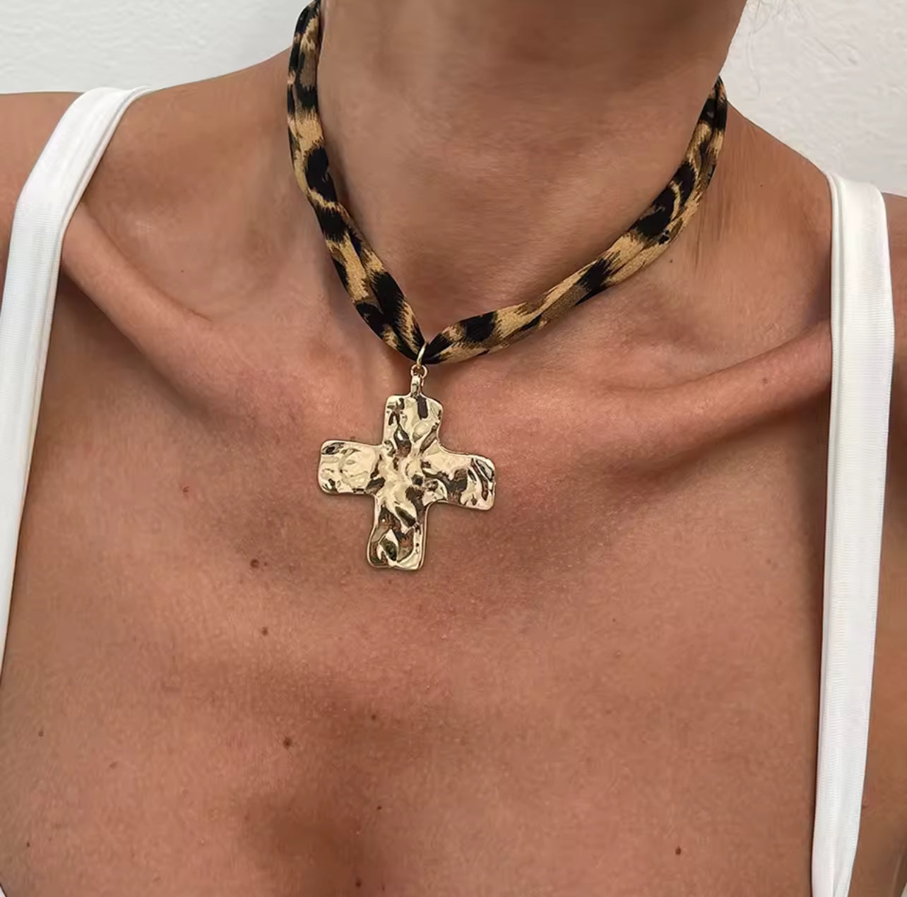 Bijoux collier léopard croix 40