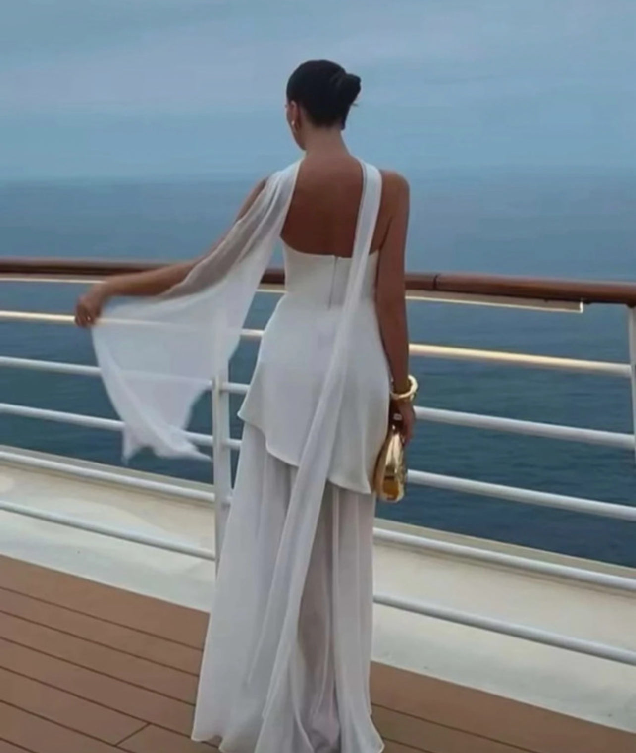 Femme robe blanche ala